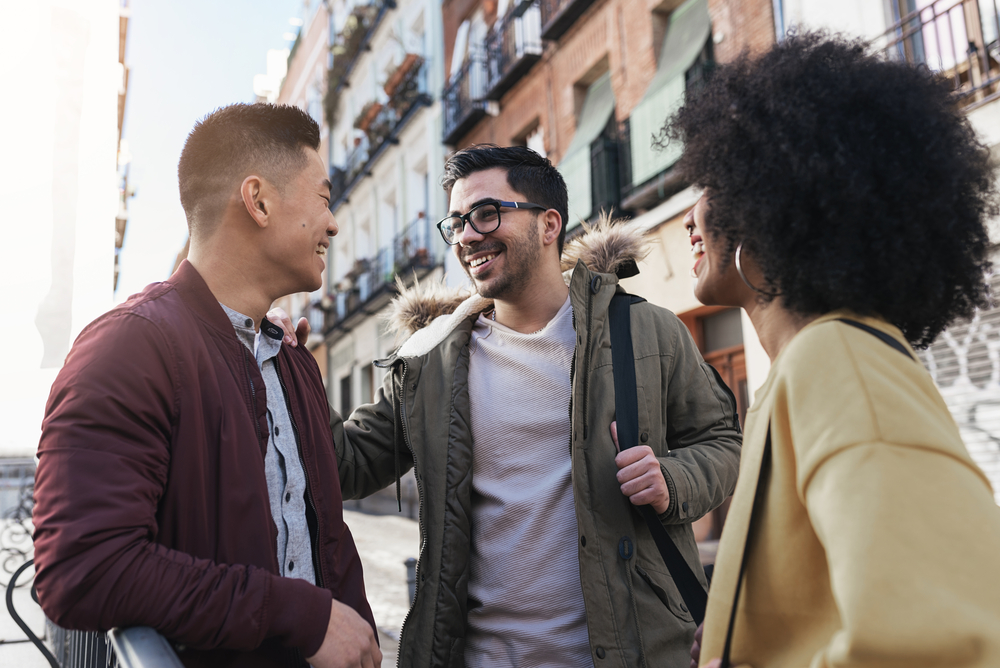 picture-of-three-students-who-study-in-Breukelen-two-men-and-woman-talking-on-street-in-breukelen