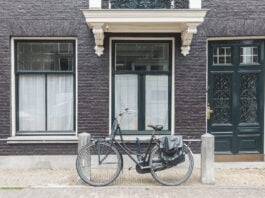 large-windows-amsterdam-house-with-bike-in-front