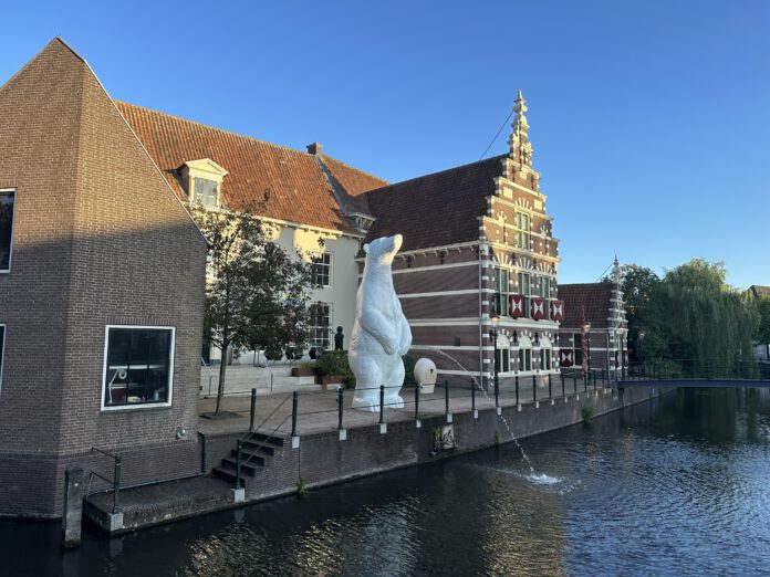 photo-of-pissing-polar-bear-statue-atrwork-amersfoort