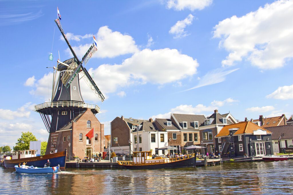 places-to-live-near-amsterdam-haarlem-windmill-on-canal