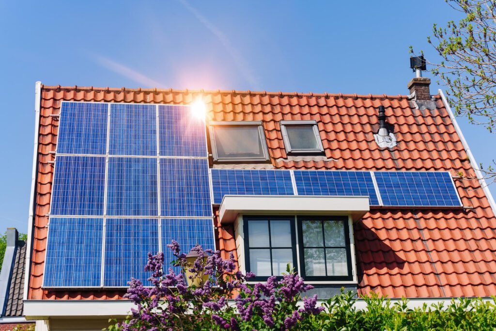 polycrystalline-solar-panels-mounted-to-roof-of-dutch-house