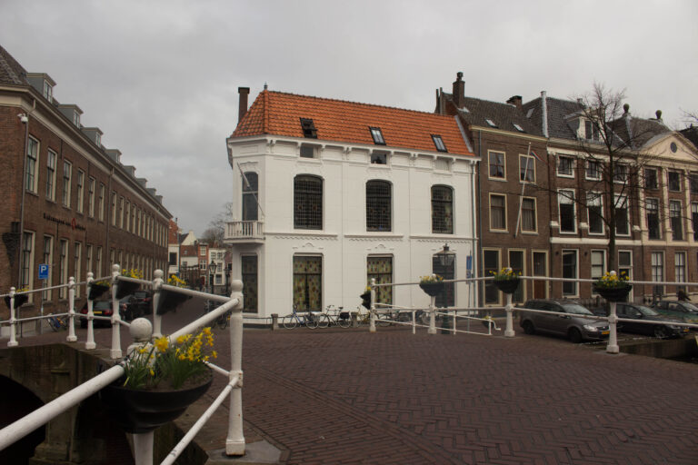 Police seal off Leiden canal due to “gunman”… but it’s not what you think