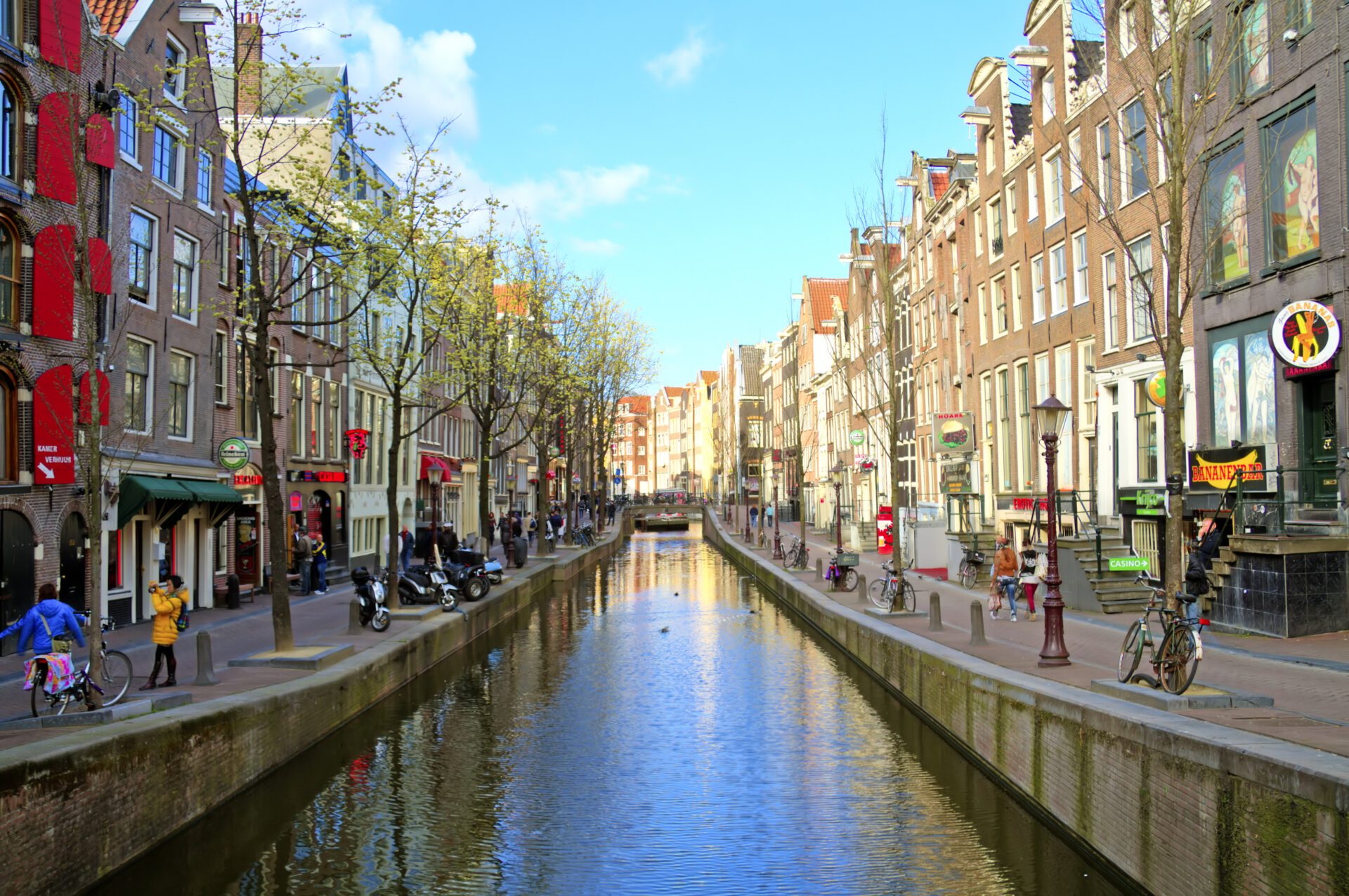 How to see the Red Light District in Amsterdam [2024 Guide]