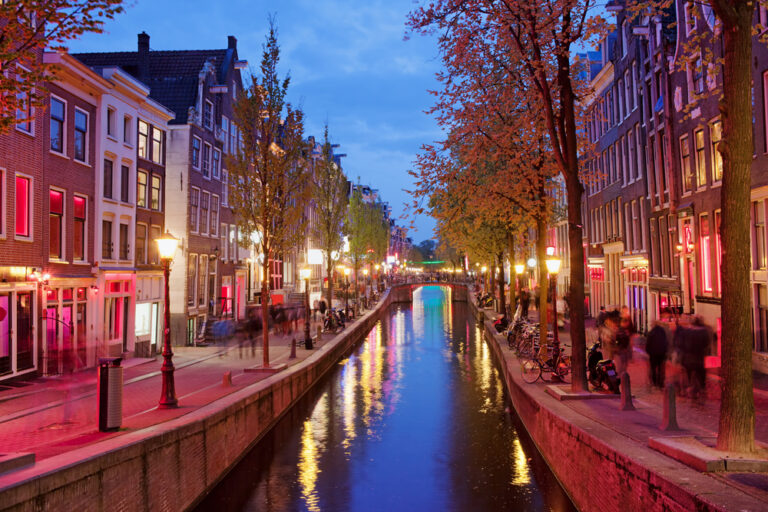 Big screens in Amsterdam will soon warn tourists about street dealers