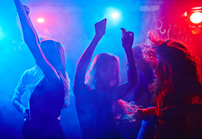 photo-young-people-dancing-in-dutch-nightclub