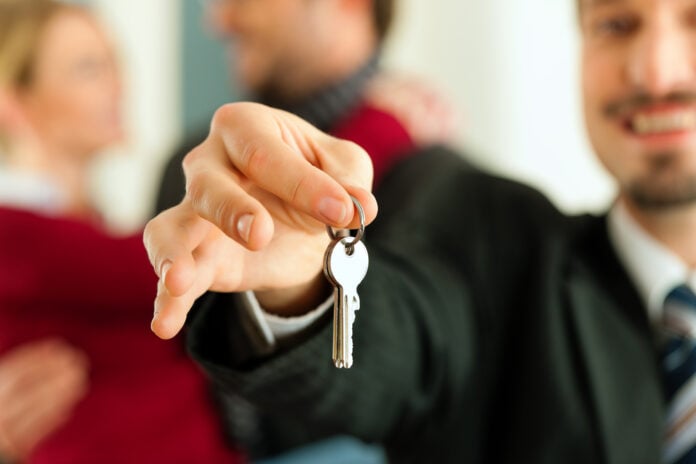 picture-of-house-keys-given-to-renters