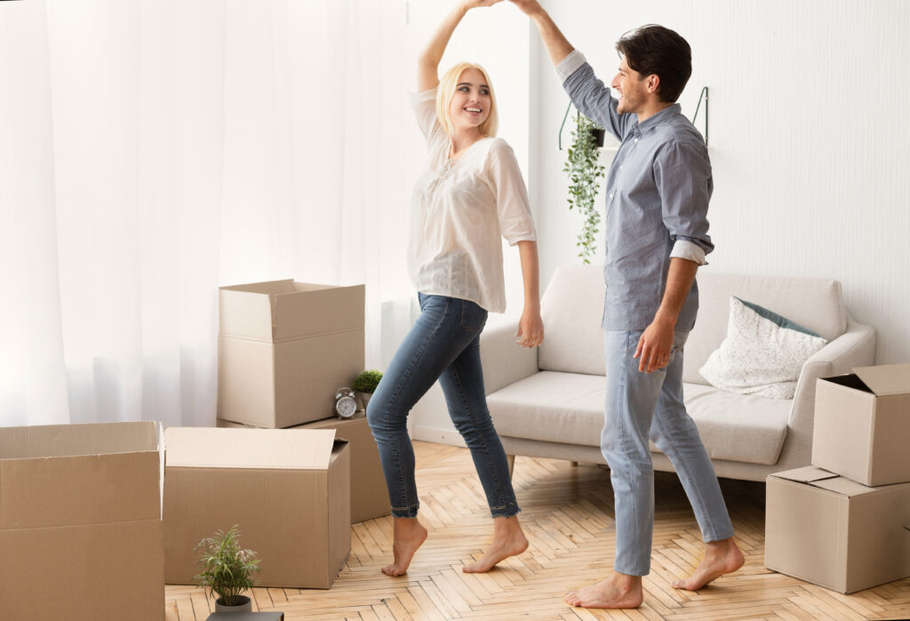 photo-of-couple-moving-into-apartment-renting-amsterdam-after-receiving-their-huurtoeslag-rental-allowance