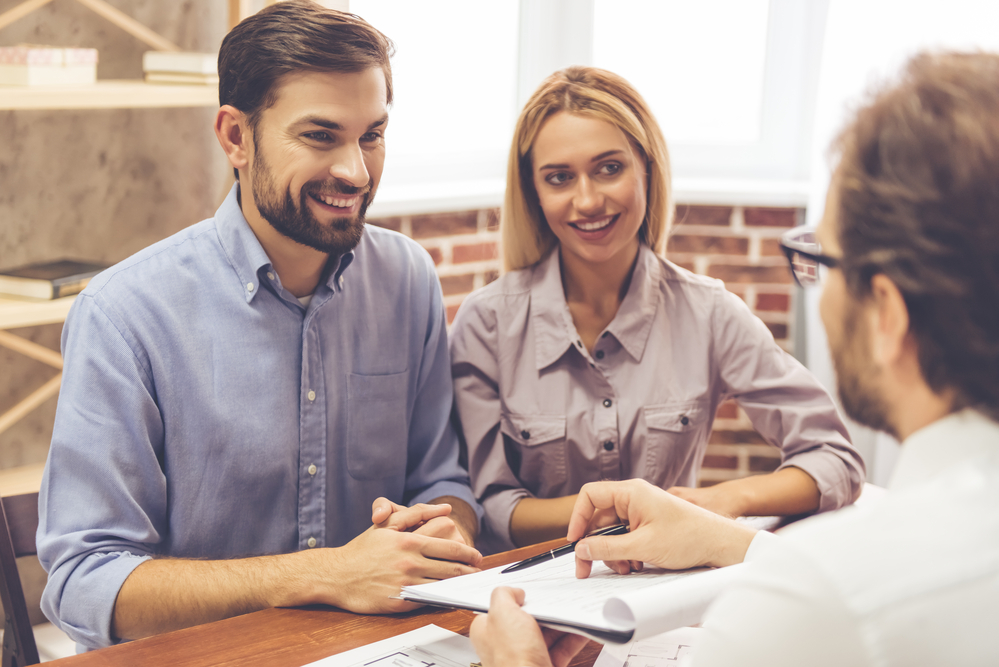 young-couple-talking-to-dutch-realtor-about-renting-in-the-netherlands