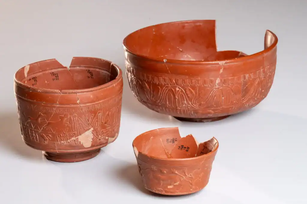photo-of-old-roman-earthenware-cups