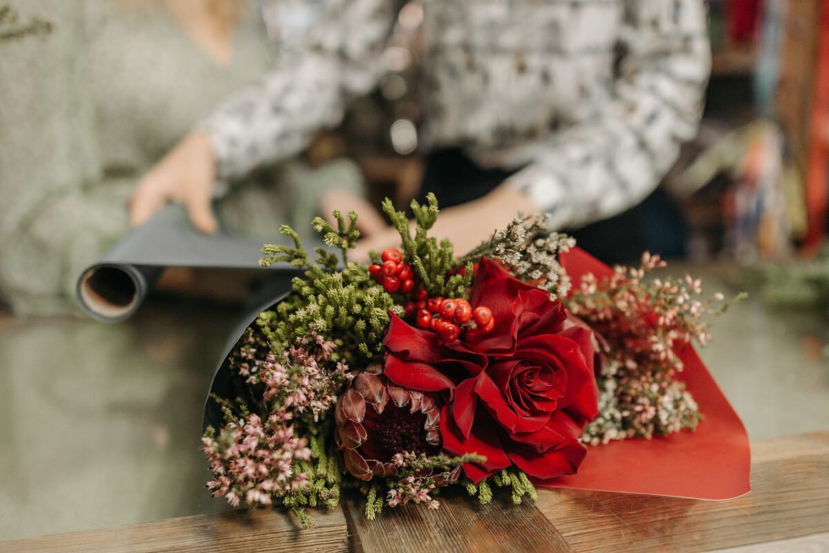 florist-wrapping-bouquet-of-red-roses