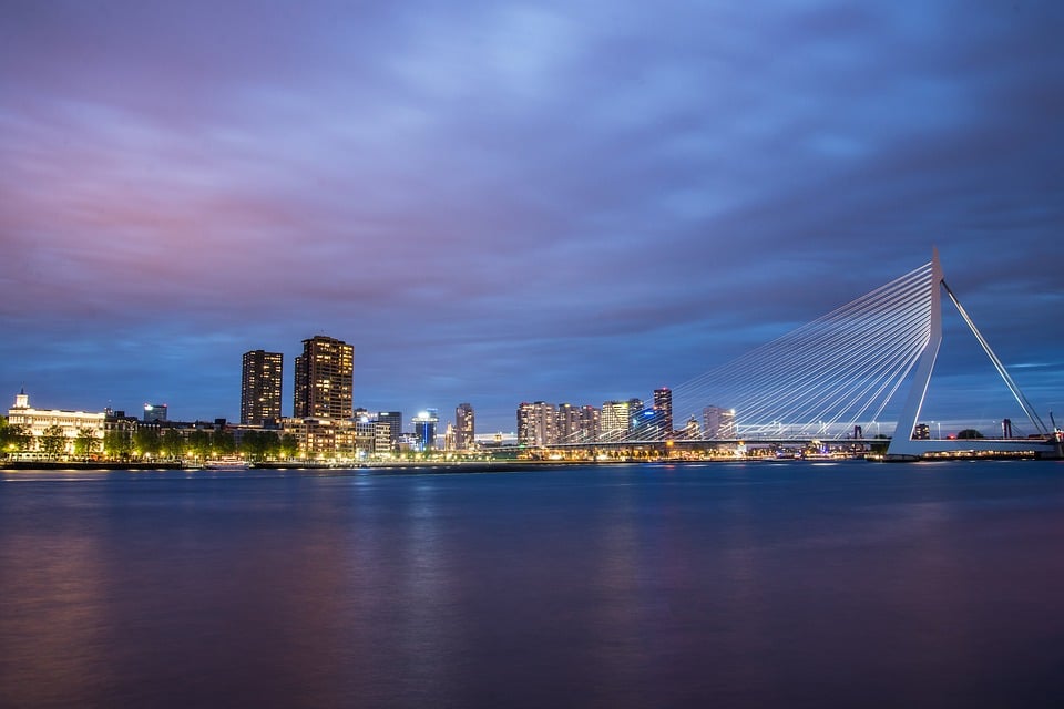 The-Erasmus-bridge-at-night-connecting-the-North-and-South-of-Rotterdam