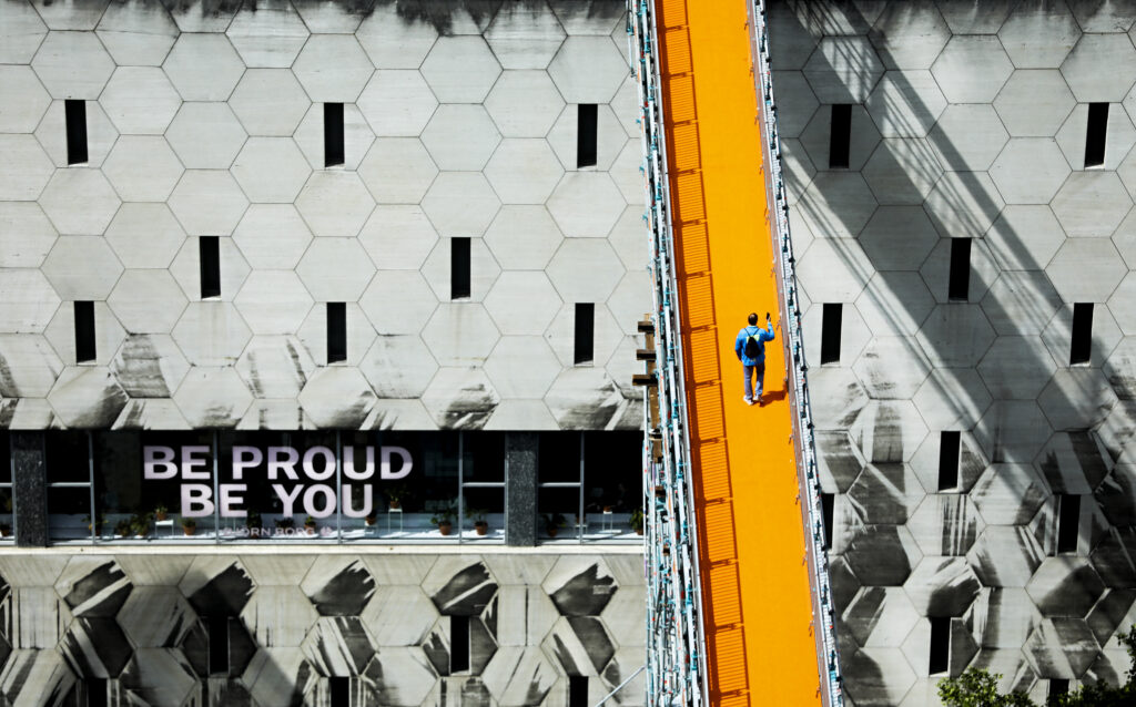 photo-man-taking-selfie-on-rotterdam-rooftop-bridge