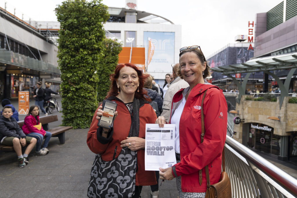 photo-two-women-showing-tickets-at-entrance-of-rotterdam-rooftop-walk