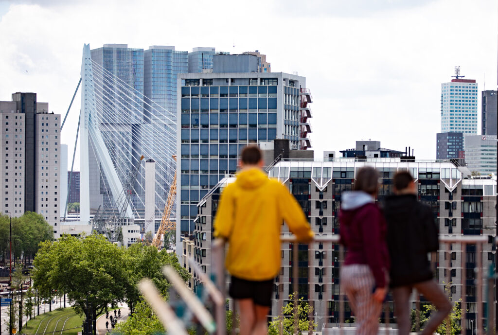 photo-people-looking-at-erasmusbrug-from-rotterdam-rooftop-walk