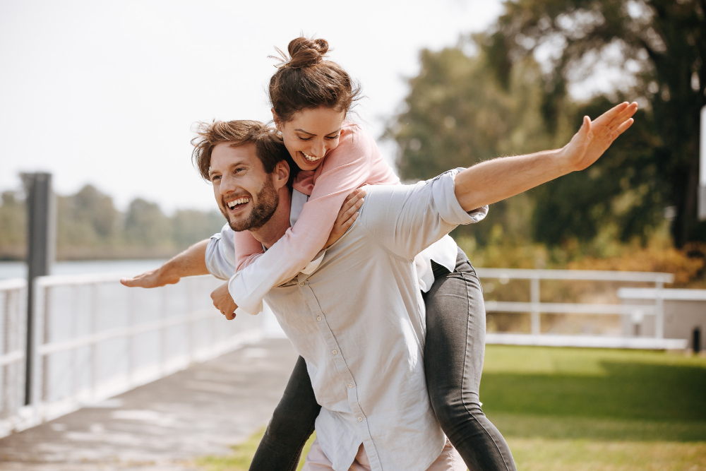 photo-of-couple-happy-about-their-savings-Netherlands