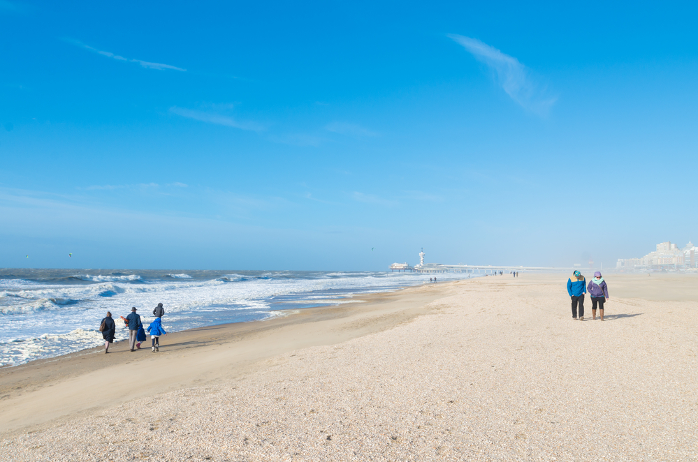 photo-people-walking-along-the-water-in-scheveningen