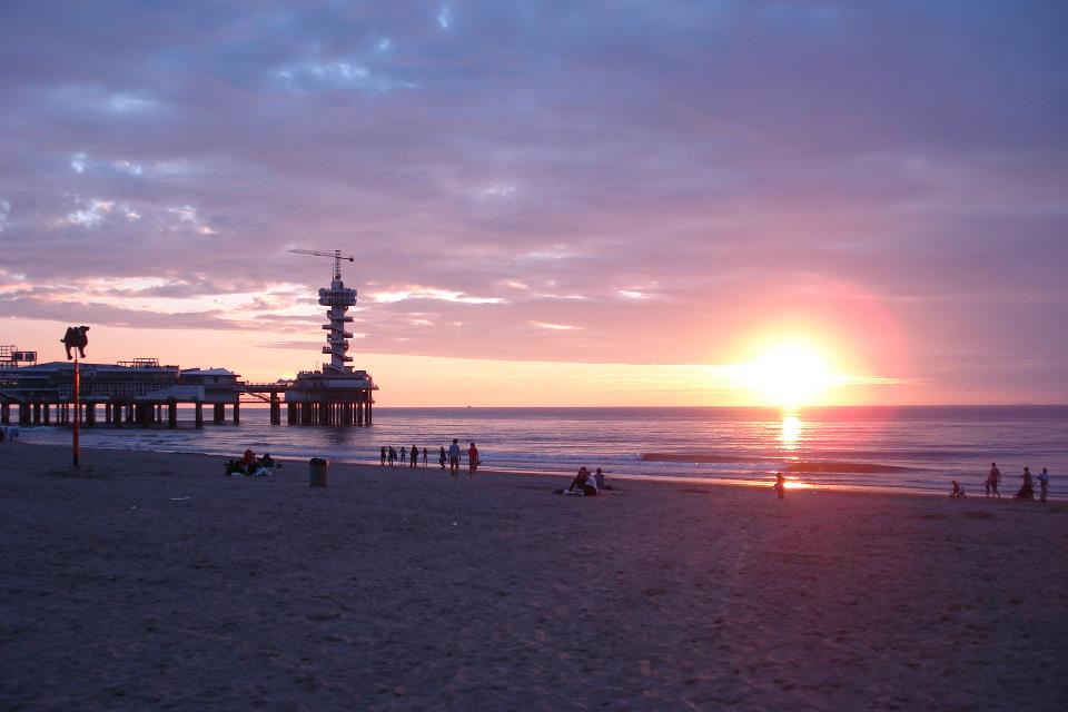 photo-purple-sunset-at-scheveningen-beach