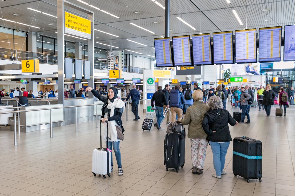 photo-people-in-schiphol-airport-check-in-hall