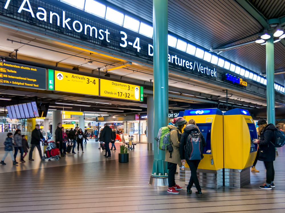 photo-schiphol-plaza-train-station-ticket-machines