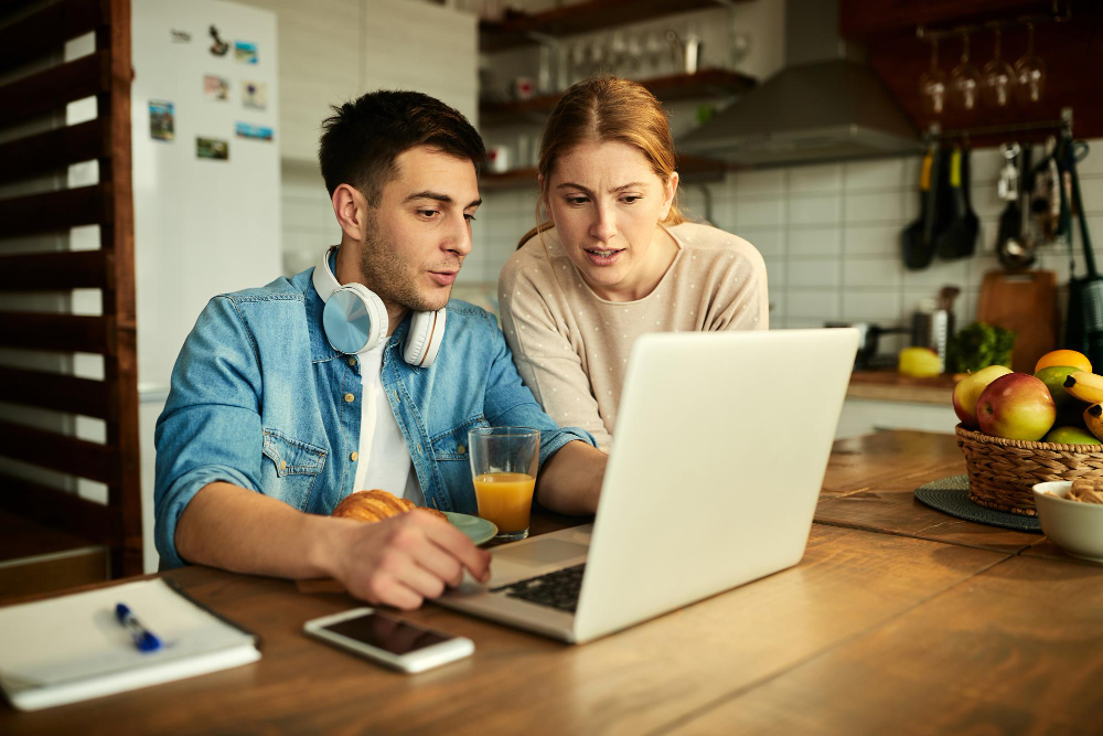 photo-of-couple-looking-at-Dutch-housing-prices-on-laptop-wondering-if-now-is-the-time-to-buy-a-house