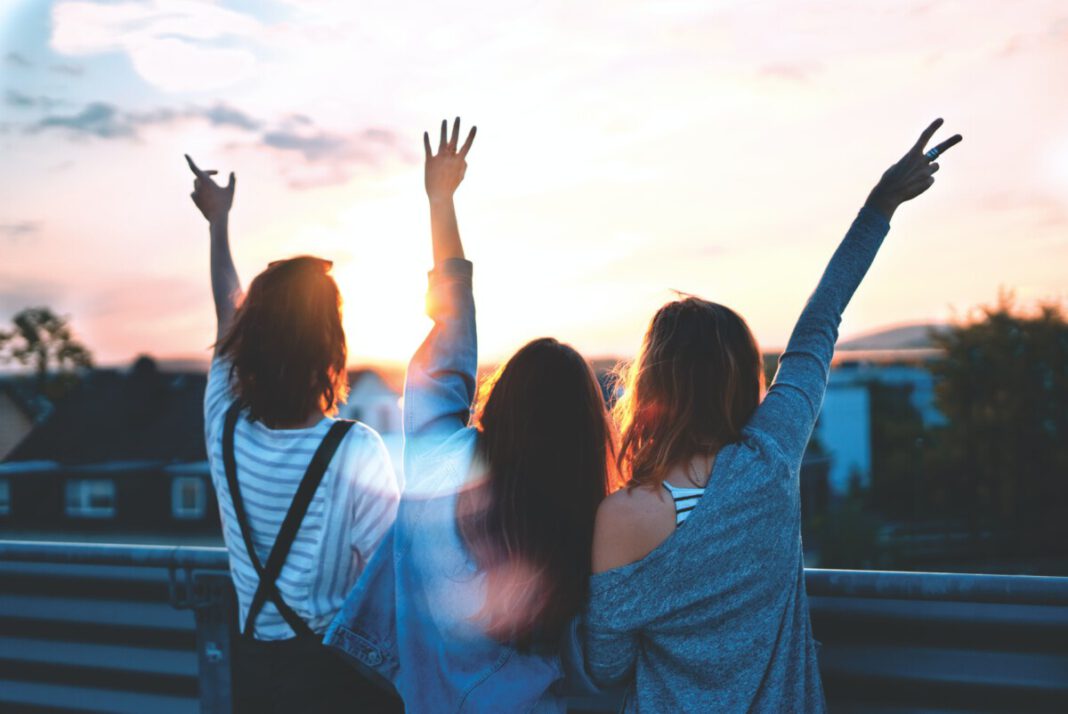 Dutch-girls-facing-away-on-a-roof-looking-happy