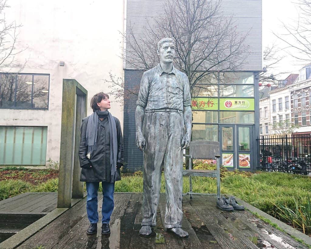 photo-of-small-intern-looking-at-big-statue-in-rotterdam