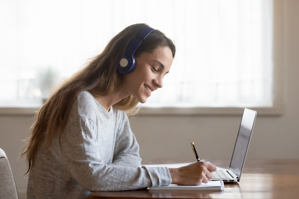 smiling-young-woman-studying-for-the-dutch-integration-exam