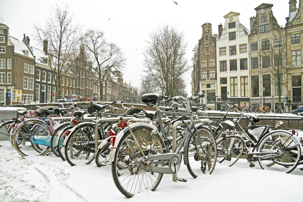 Snowfall-in-the-Netherlands-in-March-snowy-bikes-in-Amsterdam