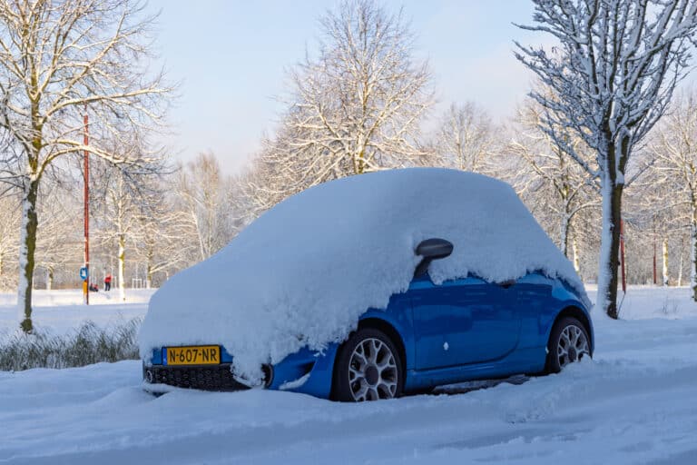 Why does snow cause the Netherlands to grind to a halt?