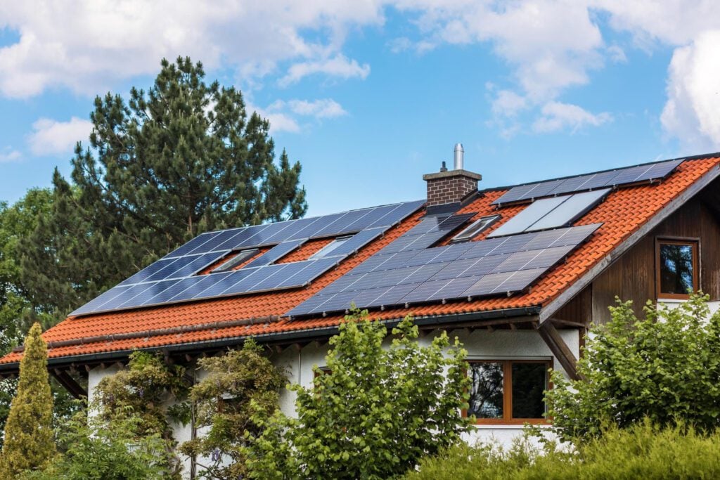 Solar-panels-mounted-on-dutch-rooftop