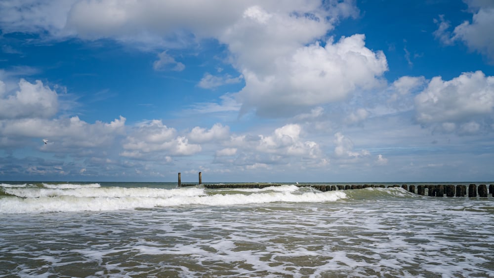 photo-splashing-waves-at-the-beach-in-domburg-zeeland
