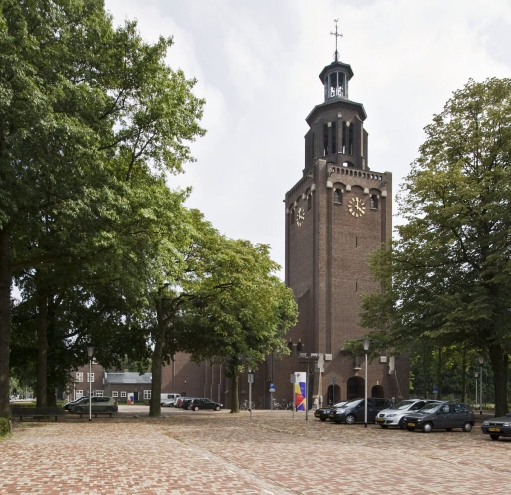 photo-of-the-st-leonarduskerk-helmond-with-medical-centre-inside