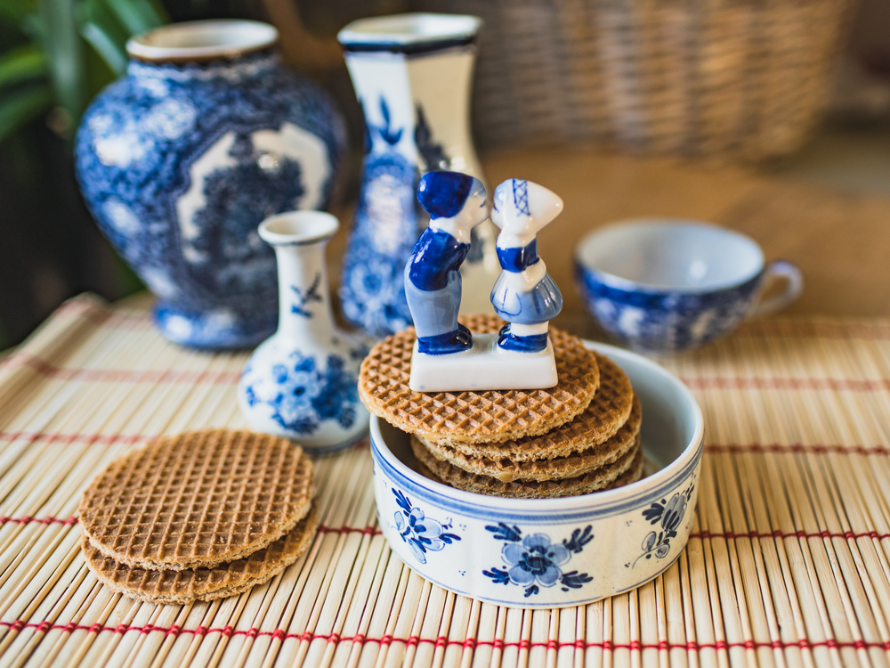 statues-of-a-dutch-boy-and-girl-kissing-over-stroopwafels