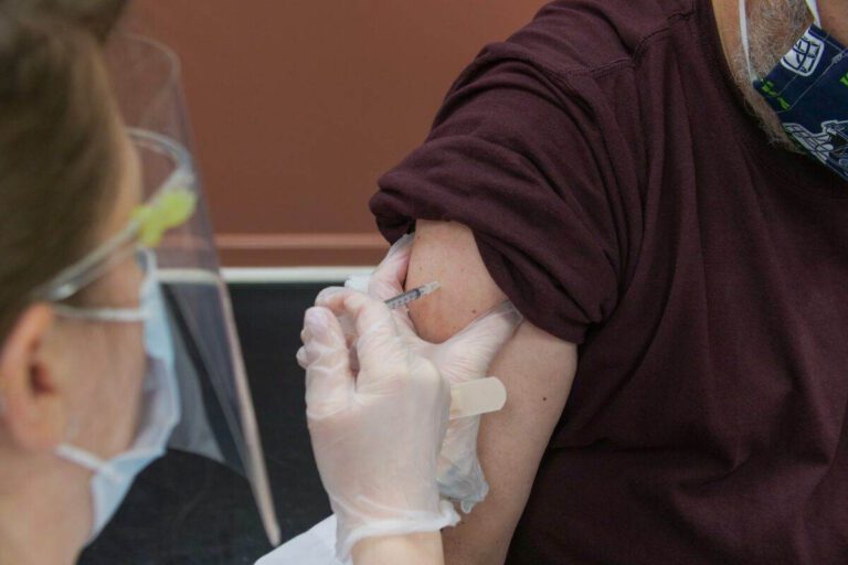 Weekly update: numbers drop, vaccinations are going up (but will it be enough to relax?)