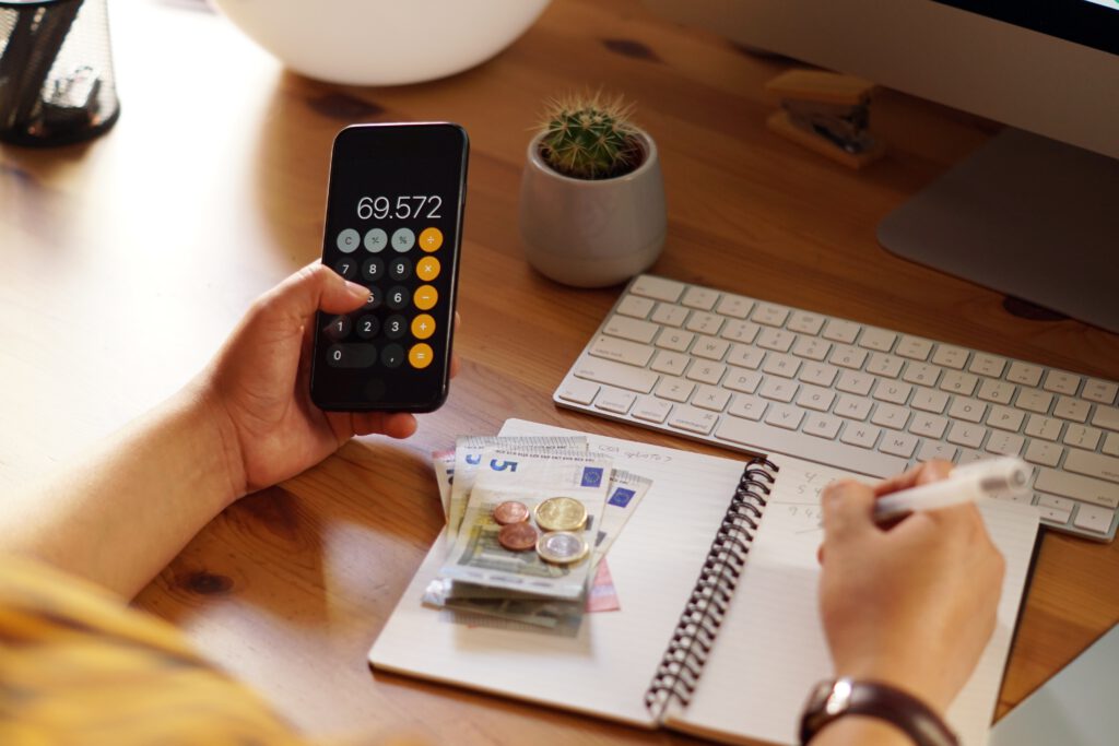 photograph-of-someone-counting-how-much-money-they-need-to-spend-on-Dutch-health-insurance