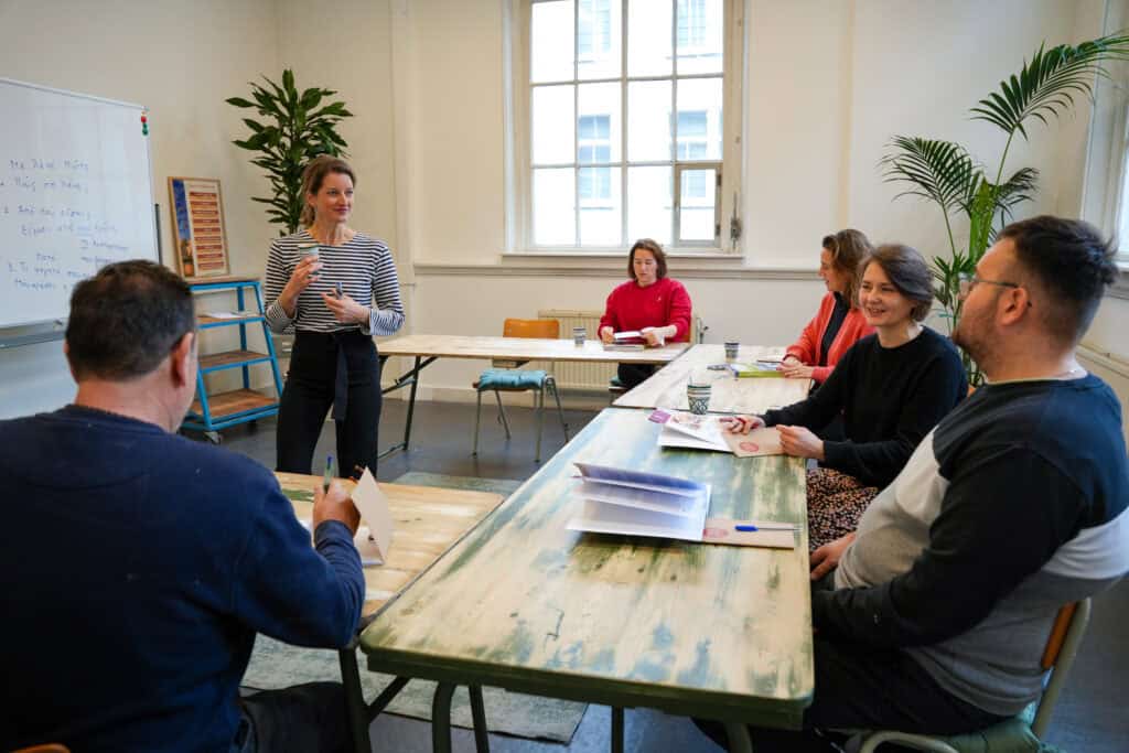 photo-of-students-and-teacher-in-class-talking-at-taalhuis-amsterdam