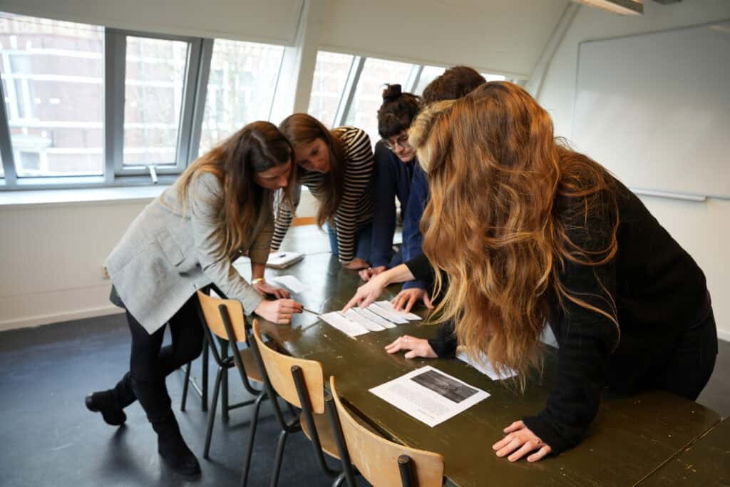 Photo-of-students-at-taalhuis-amsterdam-working-together-on-language-task