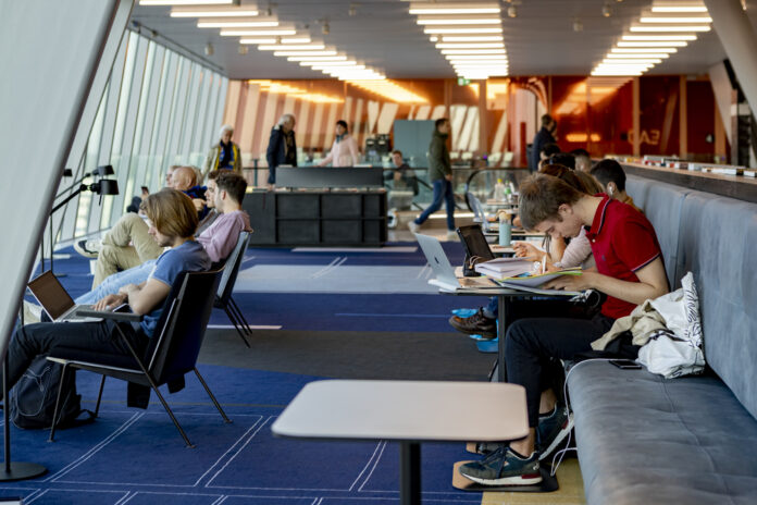 photo-students-studying-in-forum-groningen-building
