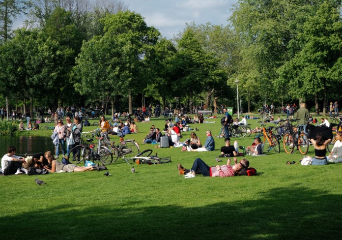 photo-people-sunbathing-in-vondelpark-amsterdam
