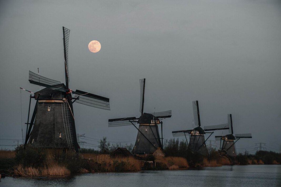 supermoon-rising-above-windmills-kinderdijk-netherlands