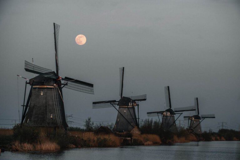 ‘Super king moon’ rising in Dutch skies tomorrow