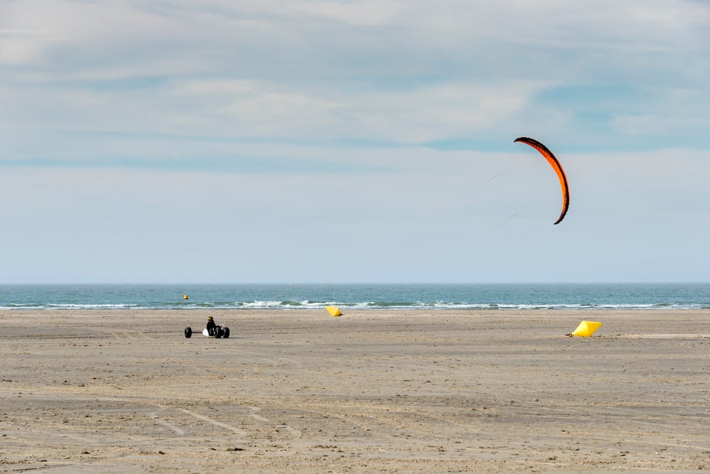 photo-person-kite-surfing-at-ouddorp-beach-netherlands