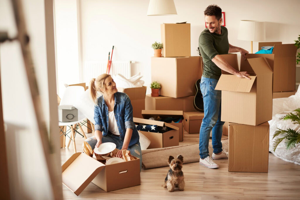 photo-of-couple-unloading-boxes-after-moving-house-in-the-netherlands-and-switching-energy-providers