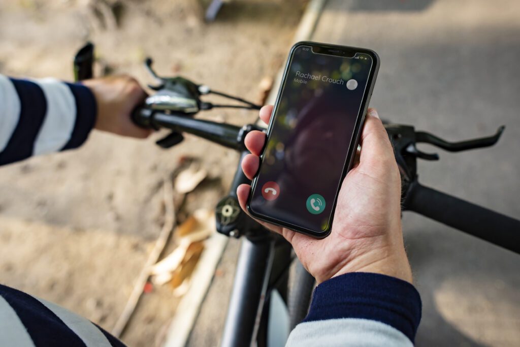 Biker-holding-phone-while-biking-not-allowed-netherlands