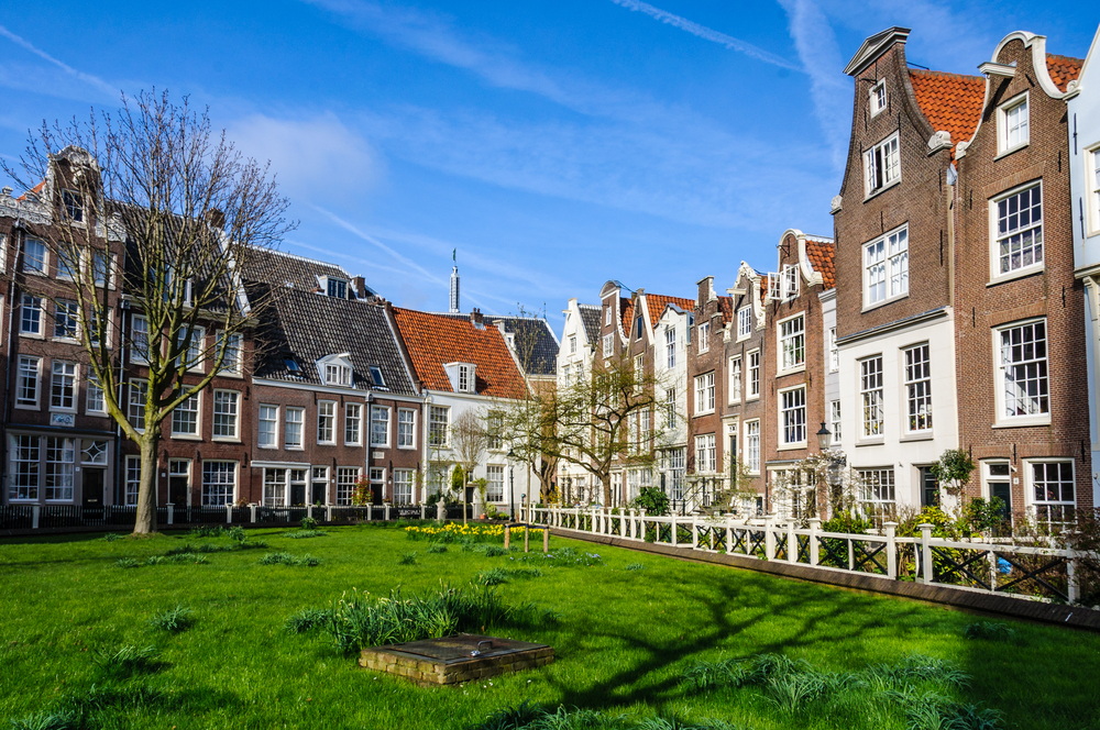the-courtyard-of-the-begijnhof-in-amsterdam
