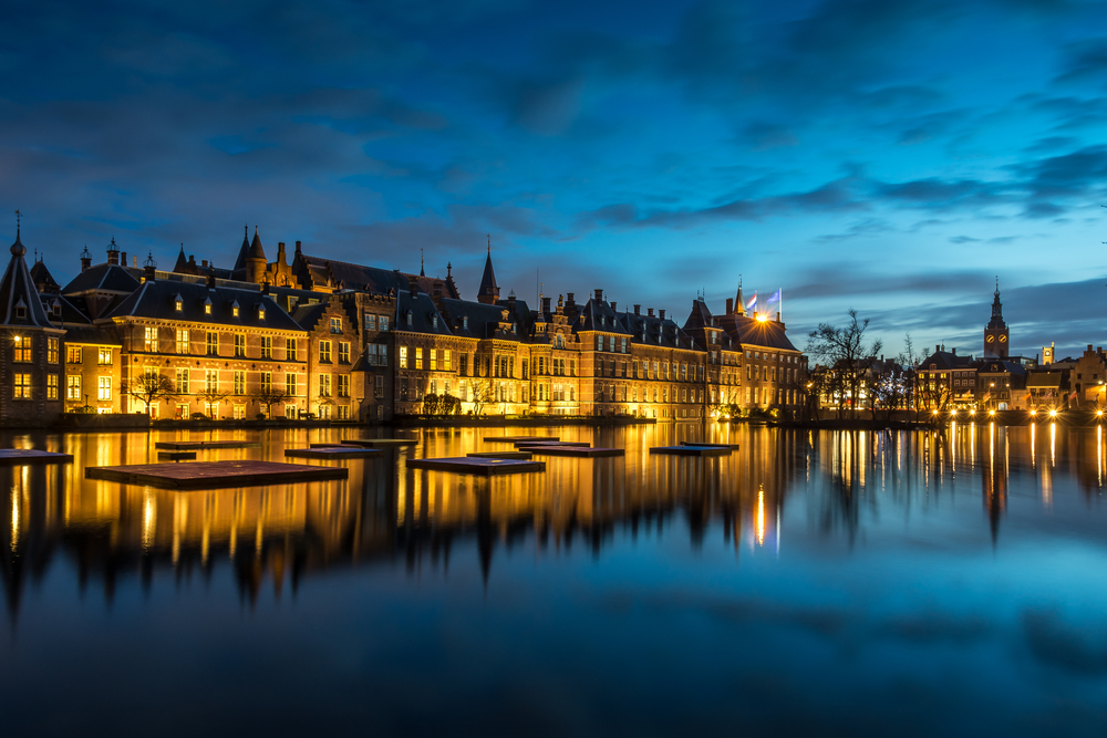 dutch-parliament-binnenhof-at-night