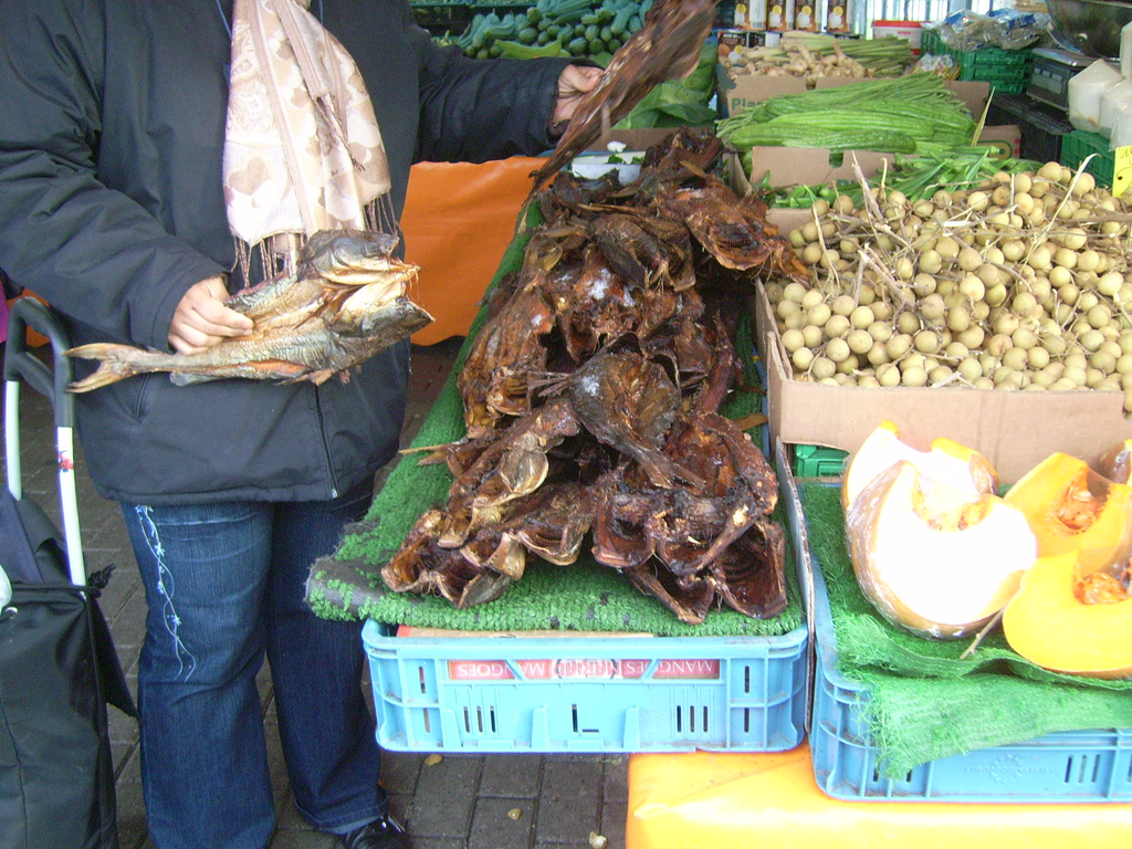 photo-woman-holding-fresh-fish-at-the-hague-market