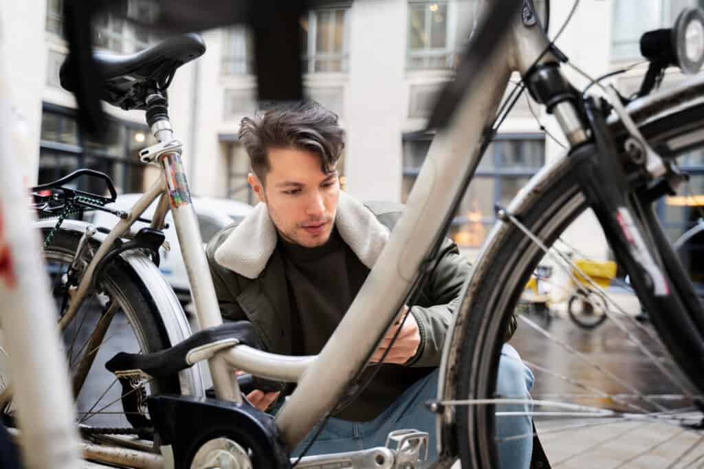 foto-de-homem-agachado-olhando-para-uma-bicicleta-considerando-se-de-comprá-la-ou-não-