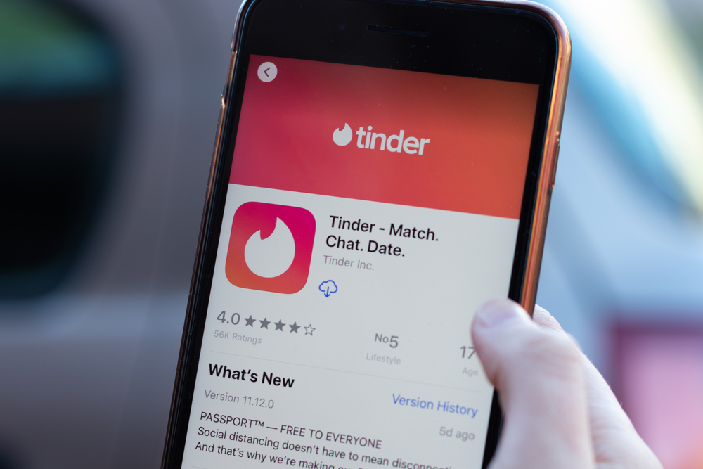 Tinder-app-logo-close-up-on-phone-screen