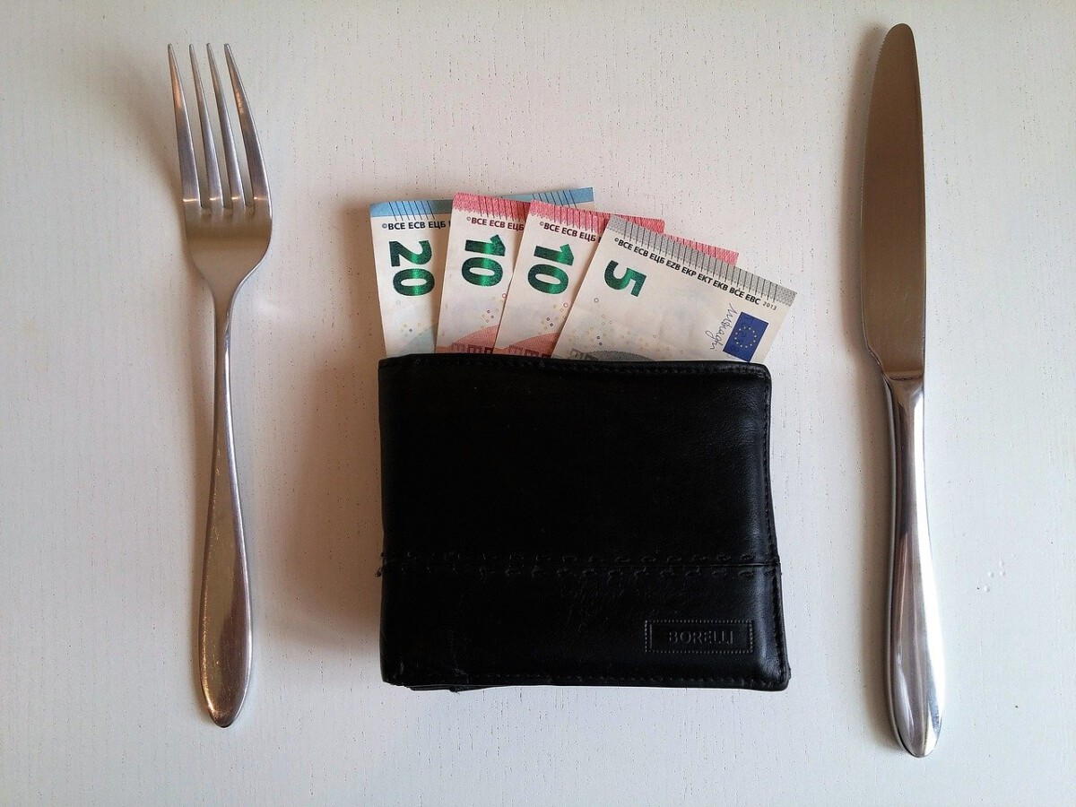 photo of wallet with euros between knife and fork as a tip in the netherlands